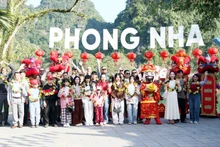 Tourists pose for photos at the Phong Nha – Ke Bang National Park (Photo: VNA)