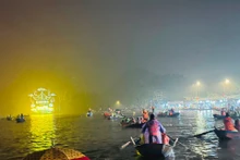 Tens of thousands of boats serve tourists. (Photo: hanoimoi.vn)