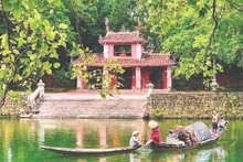 Introducing river life and the scenery along both banks helps visitors have a fuller and more enjoyable experience during their stay in Hue.