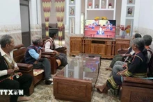 Village elders, respected figures, and villagers of Plei Jo Drop hamlet, Ia Chim commune, Quang Ngai province, watch the opening session of the 14th National Party Congress. (Photo: VNA)