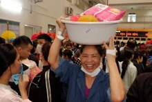 Although wearing an IV cannula, patients are cheerful and happy at the “0 VND” market.