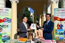 The Vietnamese delegation introduces the work “Letter to America” by President Ho Chi Minh to Cuban friends.