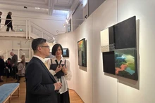 Ambassador of Viet Nam to France Trinh Duc Hai and French-Vietnamese painter Lien Pham at the exhibition. (Photo: VNA)