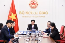 Vietnamese Deputy Minister of Foreign Affairs Nguyen Manh Cuong (centre) in the phone talks with Philippine Undersecretary of Foreign Affairs for Policy Leo Herrera-Lim on March 5. (Photo: Ministry of Foreign Affairs)