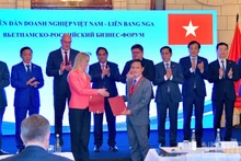 Prime Minister Pham Minh Chinh witnesses the exchange of cooperation documents between Vietnamese and Russian businesses at the Viet Nam – Russian Federation Business Forum in Moscow on March 24. (Photo: NDO)