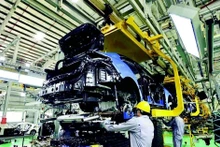 Operating a modern machinery system for producing textile and dyeing products at Ninh Thuan Textile and Dyeing Co., Ltd., Du Long Industrial Park, Thuan Bac Commune, Khanh Hoa Province. (Photo: Nguyen Thanh)