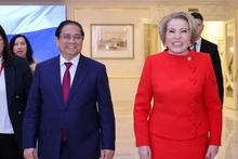 Vietnamese Prime Minister Pham Minh Chinh (L) meets with Chairwoman of the Federation Council of the Russian Federal Assembly Valentina Matviyenko. (Photo: VNA)