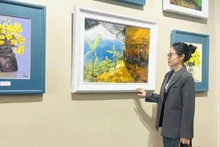 Landscape paintings and Tet flower works by Quynh Thom have attracted the attention of many collectors.