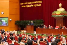 Members of the Party Central Committee vote to approve the list of candidates for election to the 14th Political Bureau. (Photo: VNA)