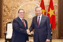 Party General Secretary To Lam (R) receives Bruno Rodríguez Parrilla, Politburo member and Minister of Foreign Affairs of Cuba, who is visiting Viet Nam as special envoy of the Communist Party and the State of Cuba (Photo: VNA)