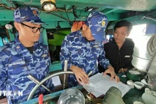 Officers of the Viet Nam Coast Guard Region 2 Command step up communications efforts to encourage fishermen to comply with anti-IUU fishing regulations. (Photo: VNA)