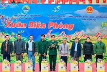 Thanh Hoa Border Guard officers present gifts to families and individuals in border areas.