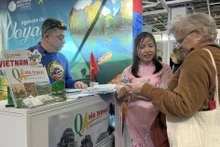 French visitors learn about Viet Nam tourism products at the Global Tourism Fair 2026 held in Paris. (Photo: VNA)
