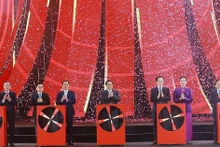 PM Pham Minh Chinh and delegates kick off the first Glorious Spring Fair 2026 (Photo: VNA)