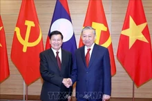 General Secretary of the Communist Party of Viet Nam To Lam (right) and General Secretary of the Lao People’s Revolutionary Party and President of Laos Thongloun Sisoulith at a meeting during the Lao leader's visit to Viet Nam. (Photo: VNA)