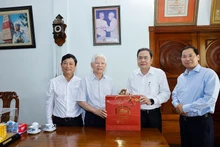 From right: National Assembly Chairman Tran Thanh Man (2nd) visits and extends New Year greetings to former State President Nguyen Minh Triet (3rd) on February 12. (Photo: NDO)