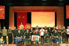 General Department of Logistics and Technology presents gifts to war invalids and sick soldiers in Ninh Binh and Hung Yen.