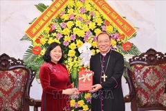 President of the Viet Nam Fatherland Front (VFF) Central Committee Bui Thi Minh Hoai (L) extends Christmas greetings to Archbishop of Ha Noi and Vice President of the Catholic Bishops’ Conference of Viet Nam Vu Van Thien (Photo: VNA)