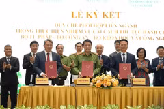  The three Ministers: Public Security, Justice, and Science and Technology sign the Inter-sectoral Coordination Regulations. (Photo: TL) 