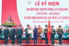 Party General Secretary To Lam (fourth, right) presents the “Hero of the People’s Armed Forces” title to the Military Region 9 armed forces in recognition of its significant contributions to the revolutionary cause of the Party, State, and people. (Photo: VNA)