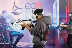 Students experience virtual reality games. (Photo: VNA) 