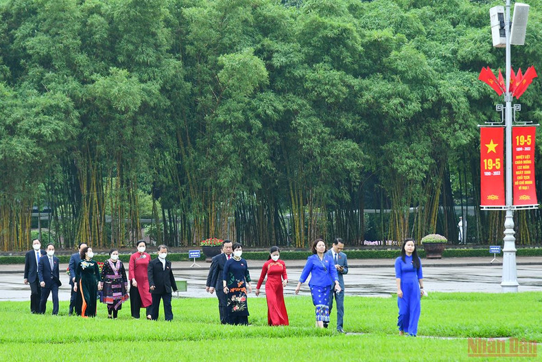 [Photos] National Assembly deputies pay tribute to President Ho Chi Minh ảnh 9