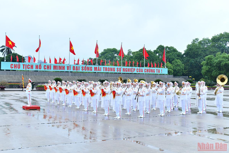 [Photos] National Assembly deputies pay tribute to President Ho Chi Minh ảnh 6