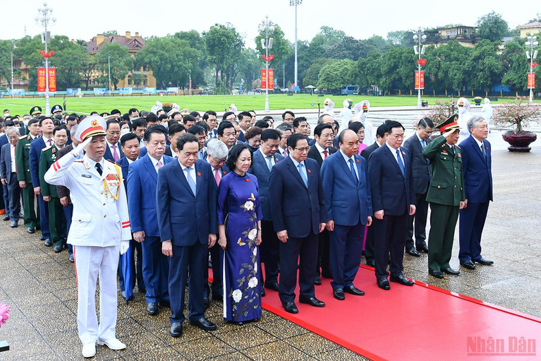 [Photos] National Assembly deputies pay tribute to President Ho Chi Minh ảnh 3