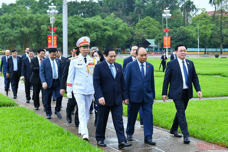 [Photos] National Assembly deputies pay tribute to President Ho Chi Minh ảnh 8