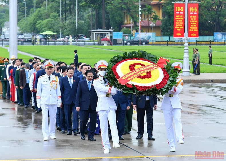 [Photos] National Assembly deputies pay tribute to President Ho Chi Minh ảnh 2