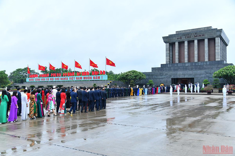 [Photos] National Assembly deputies pay tribute to President Ho Chi Minh ảnh 7