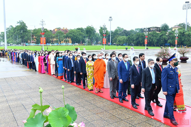 [Photos] National Assembly deputies pay tribute to President Ho Chi Minh ảnh 4