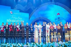 Delegates and artists at the art programme (Photo: Son Hai).