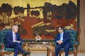 Prime Minister Pham Minh Chinh (right) and RMIT President and Vice-Chancellor Professor Alec Cameron at their meeting on April 2 (Photo: VNA)