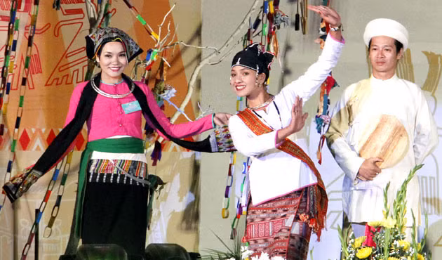 Vietnam’s diverse cultural characteristics reflected through traditional costumes ảnh 7
