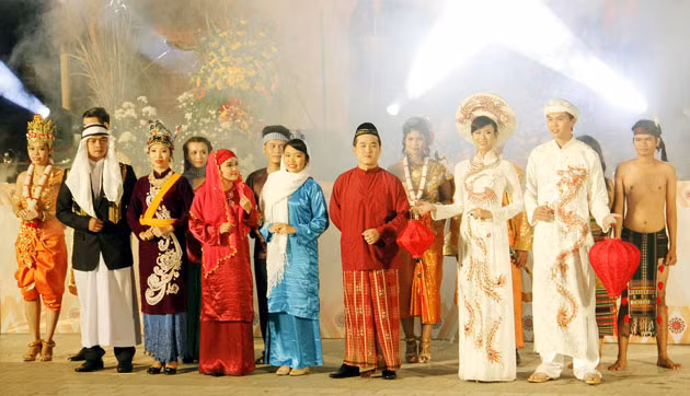Vietnam’s diverse cultural characteristics reflected through traditional costumes ảnh 12