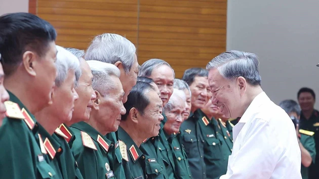 General Secretary To Lam met with military generals and Heroes of the People’s Armed Forces.