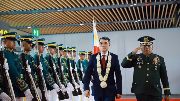 Prime Minister Le Minh Hung is welcomed upon arrival for the 48th ASEAN Summit at Mactan International Airport in Cebu, the Philippines. (Photo: Duong Giang/VNA)