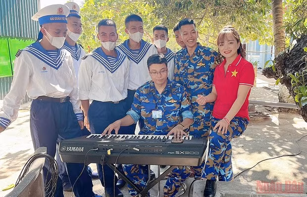 Gifts presented to soldiers and people in Truong Sa ảnh 2