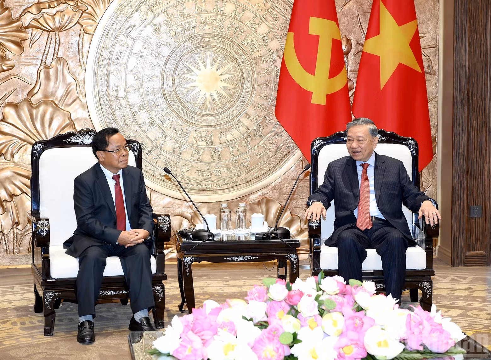 Party General Secretary and State President To Lam receives Lao Deputy Prime Minister and Minister of Justice Khamphan Phommathat.