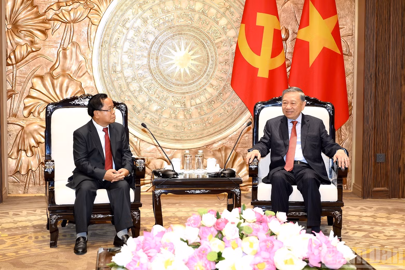 Party General Secretary and State President To Lam receives Lao Deputy Prime Minister and Minister of Justice Khamphan Phommathat.