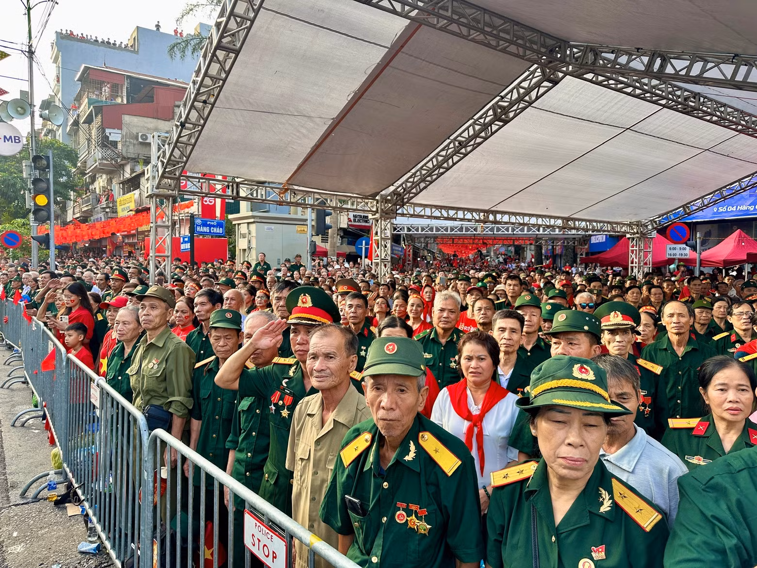 37-cac-cuu-chien-binh-co-vu-tren-tuyen-pho-noi-doan-dieu-binh-dieu-hanh-di-qua.jpg
