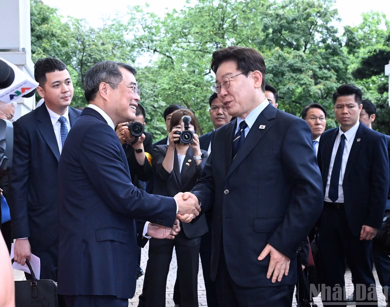 Prime Minister Le Minh Hung welcomes RoK President Lee Jae Myung.