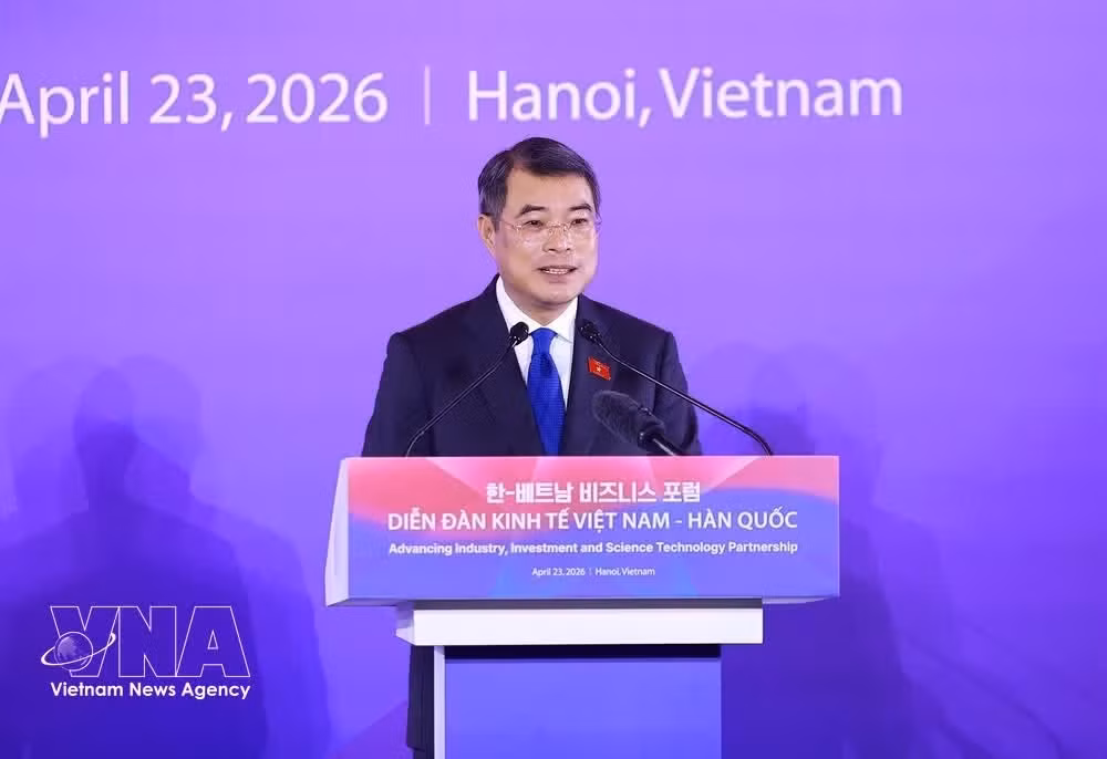 Prime Minister Le Minh Hung speaks at the forum (Photo: VNA)