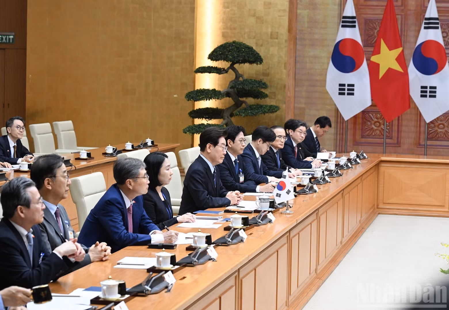 RoK President Lee Jae Myung and members of his delegation meet with Prime Minister Le Minh Hung.