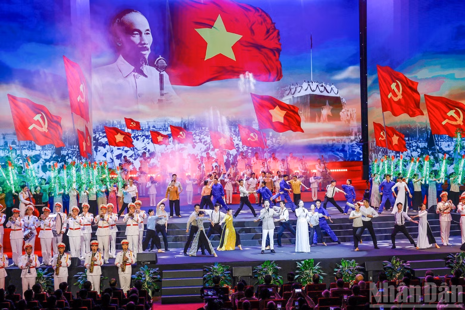 An epic artistic programme is performed to celebrate the anniversary ceremony.