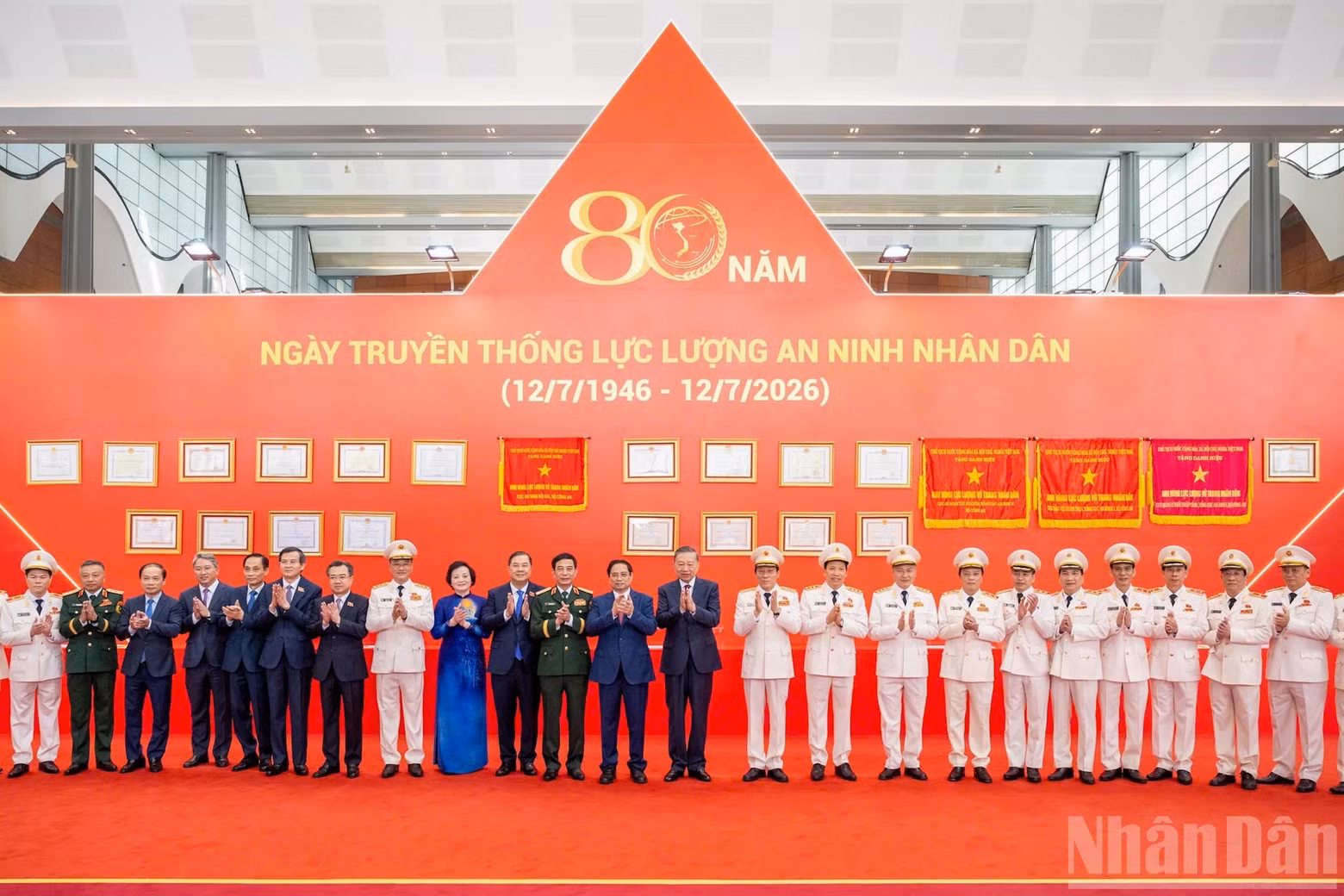General Secretary and State President To Lam poses for a photograph with delegates attending the ceremony marking the 80th anniversary of the People's Security Force's traditional day (July 12, 1946 – July 12, 2026) and receiving the Gold Star Order.
