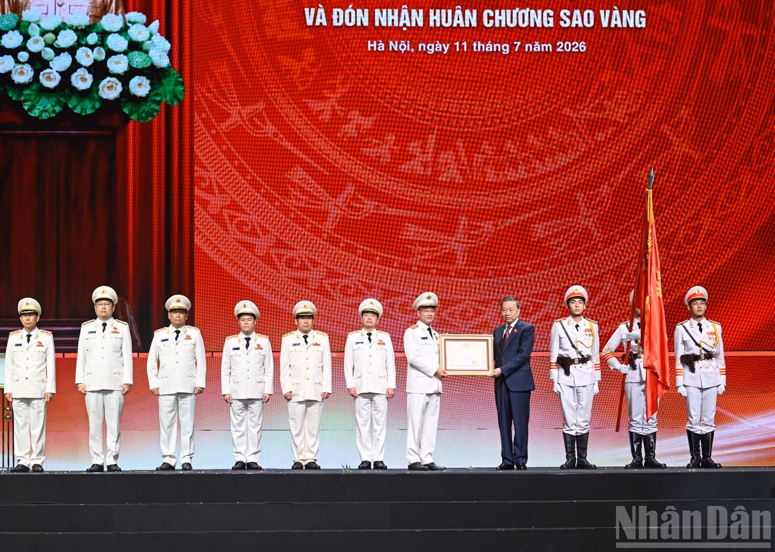 General Secretary and President To Lam presents the Gold Star Order to the People's Security Force.