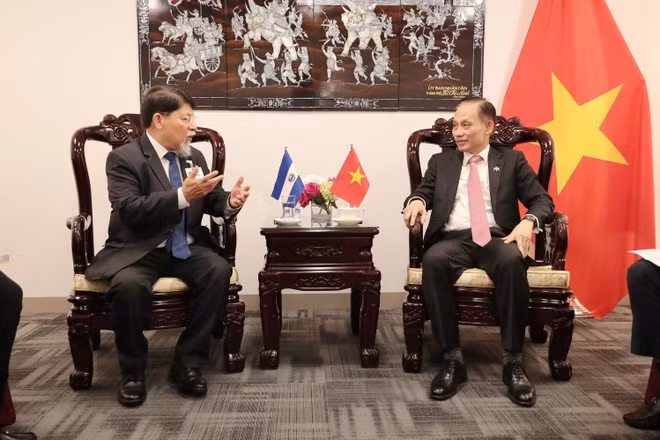 Acting Foreign Minister Le Hoai Trung (R) Meets with Minister Advisor to the President of Nicaragua for Policy and International Affairs Denis Moncada Colindres. (Photo: VNA)