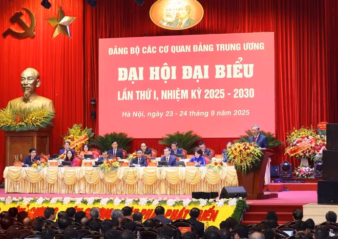 At the first congress of the Party Organisation of Central Party Agencies in Ha Noi on September 24. (Photo: VNA)